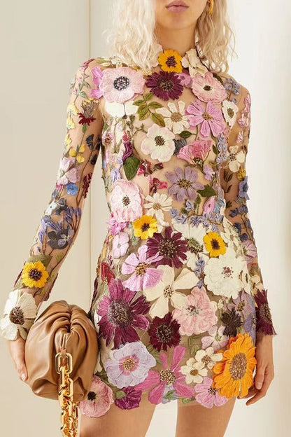Minivestido de manga larga sin espalda con apliques florales elegantemente encantados 