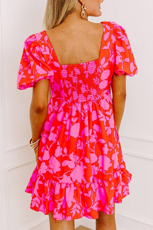 Vestido mini con volantes, escote corazón y mangas abullonadas con flores rojas 