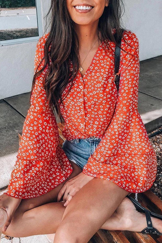 Blusa con cuello en V, estampado floral y mangas acampanadas