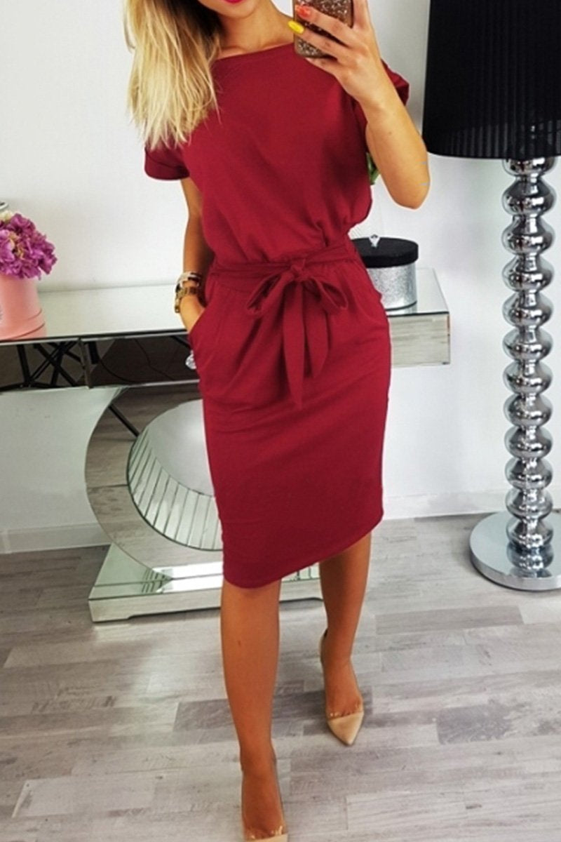 Vestido midi con cuello redondo y cinturón