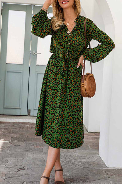 Vestido midi elegante con cuello en V y estampado de leopardo