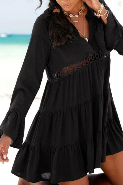 Vestido mini de encaje con mangas acampanadas y aberturas para vacaciones