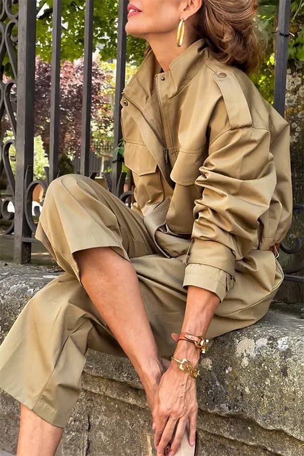 Chaqueta holgada con cremallera estilo cargo y bolsillos con detalles de correa con dije clásico