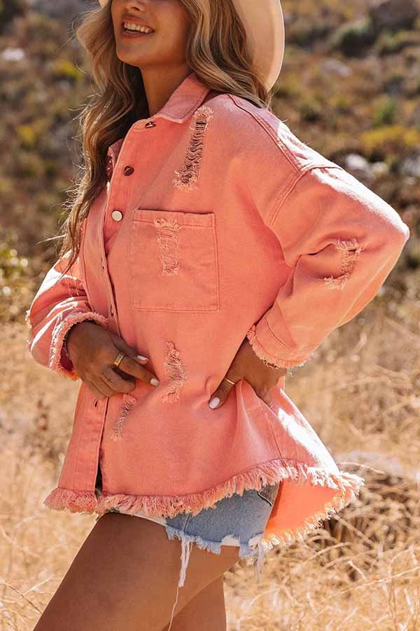 Chaqueta vaquera desgastada con dobladillo sin rematar y bolsillos en el pecho