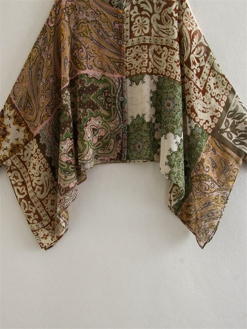 Conjunto de camisa, pantalones y capa con estampado de patchwork