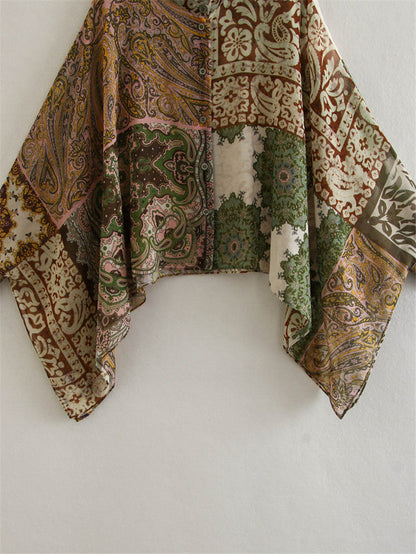 Conjunto de camisa, pantalones y capa con estampado de patchwork
