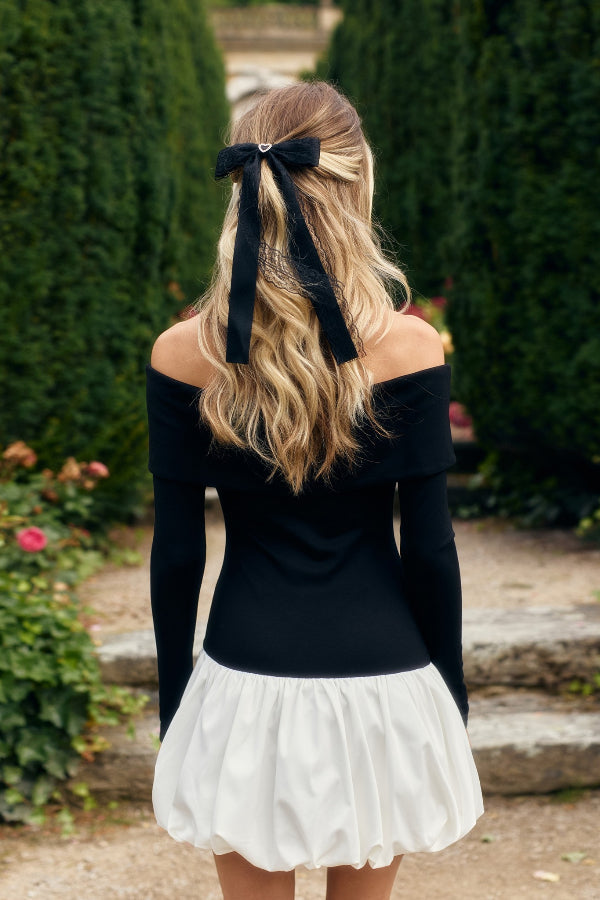 Vestido mini abullonado con manga larga y hombros descubiertos 