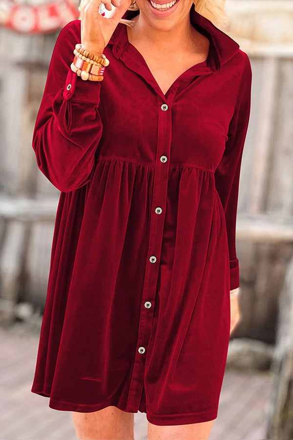 Vestido camisero de terciopelo con volantes y mangas largas y botones