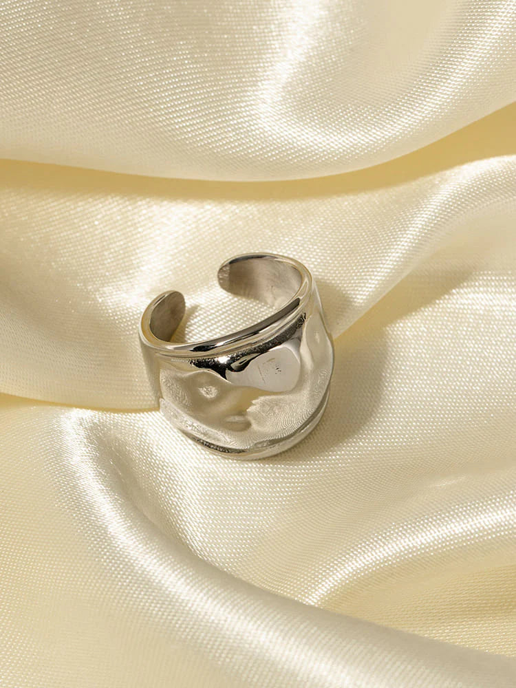 Anillo de doble cara con labios exagerados 