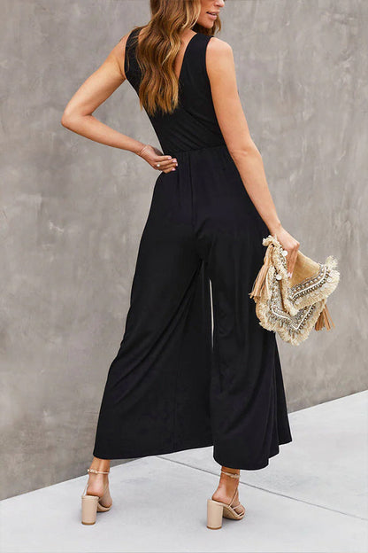 Pantalones acampanados con bolsillo y doble abertura y escote en V drapeado de modal