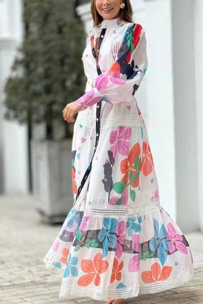 Vestido largo de manga larga con estampado floral, paneles de encaje y botonadura sencilla