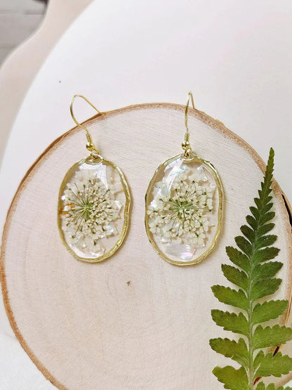 Pendientes de flores prensadas de resina - Concha dorada estilo encaje de la Reina Ana 