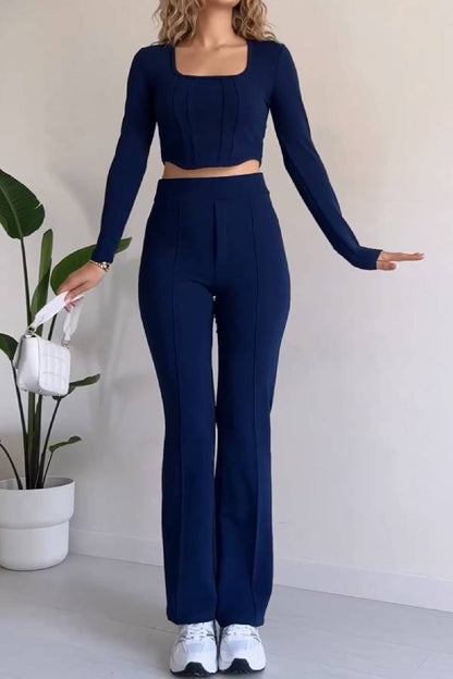 Elegante traje de dos piezas con cuello en U