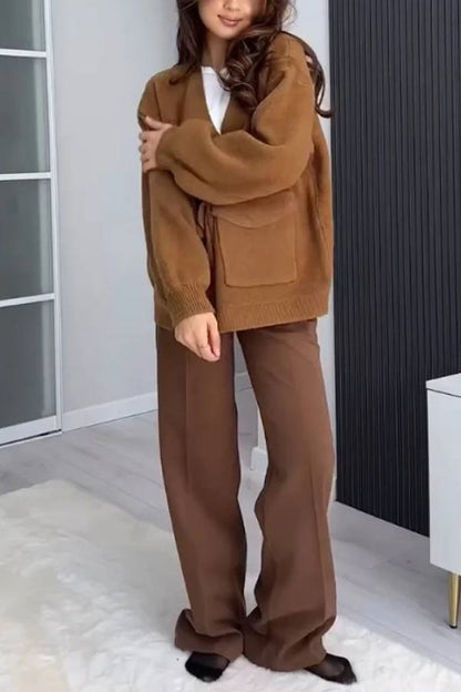 Chaqueta tipo suéter con cuello en V y bolsillos versátiles de color liso