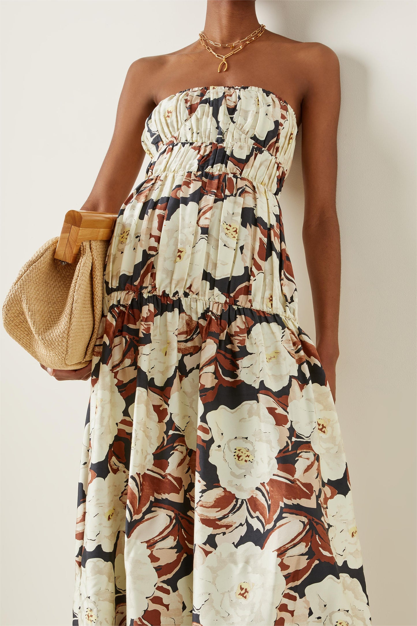 Vestido midi sin mangas con volantes florales 
