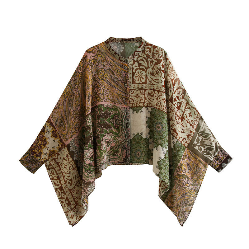 Conjunto de camisa, pantalones y capa con estampado de patchwork