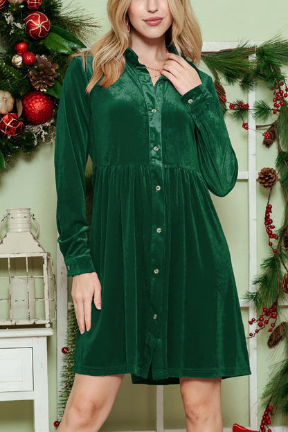 Vestido camisero de terciopelo verde con volantes y mangas largas y botones 