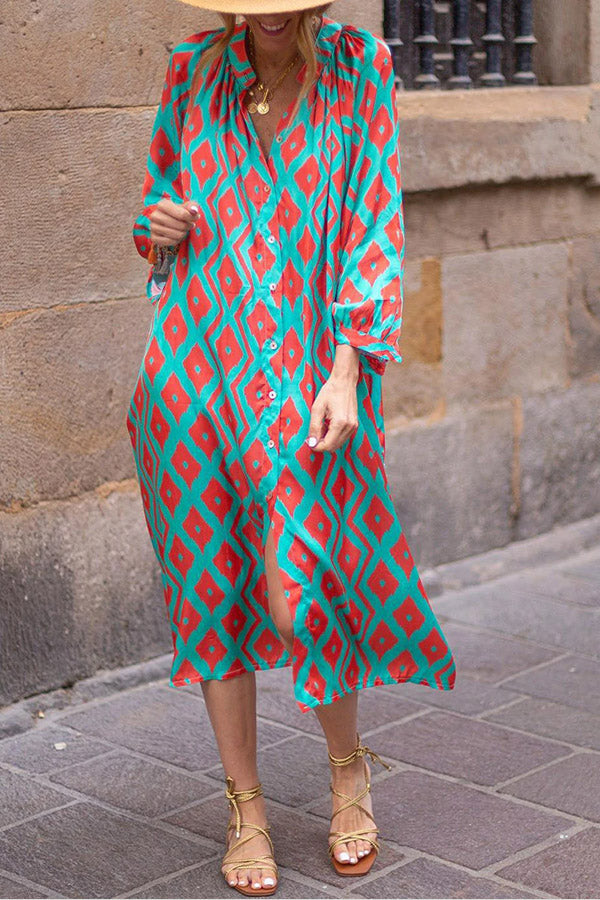 Vestido camisero holgado con cuello abierto y estampado geométrico azul cielo