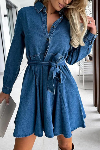Elegante minivestido vaquero de manga larga con cinturón y bolsillo en la cintura