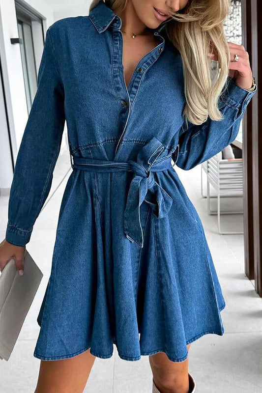 Elegante minivestido vaquero de manga larga con cinturón y bolsillo en la cintura