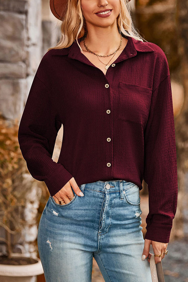 Blusa texturizada con botones y solapa de bolsillo suelto