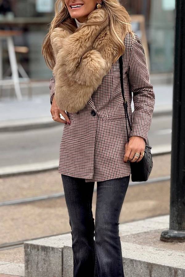 Una chaqueta de cuadros imprescindible para las amantes de la moda.