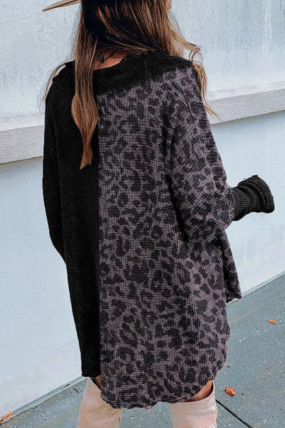 Camisa con bolsillos abotonados y estampado de leopardo tipo gofre