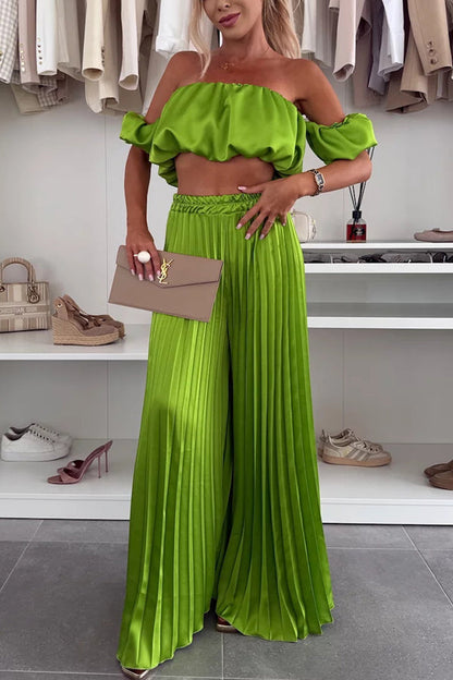 Conjunto de top corto de satén con hombros descubiertos y mangas abullonadas de Jorie y pantalones anchos plisados con cintura elástica