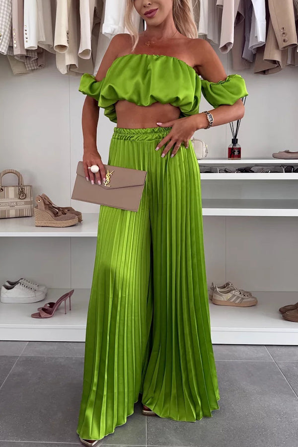Conjunto de top corto de satén con hombros descubiertos y mangas abullonadas de Jorie y pantalones anchos plisados con cintura elástica