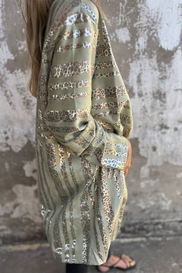 Abrigo midi holgado de manga larga con bolsillo y estampado de leopardo dorado de moda