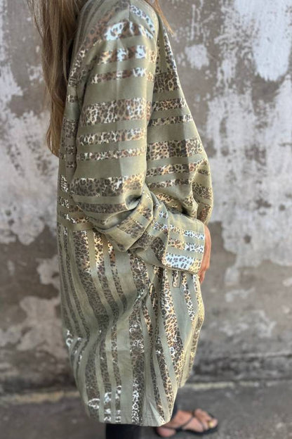 Abrigo midi holgado de manga larga con bolsillo y estampado de leopardo dorado de moda