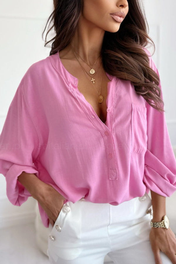 Camisa de manga larga recta, holgada, con cuello en V, botones, mangas enrolladas y bolsillo de parche