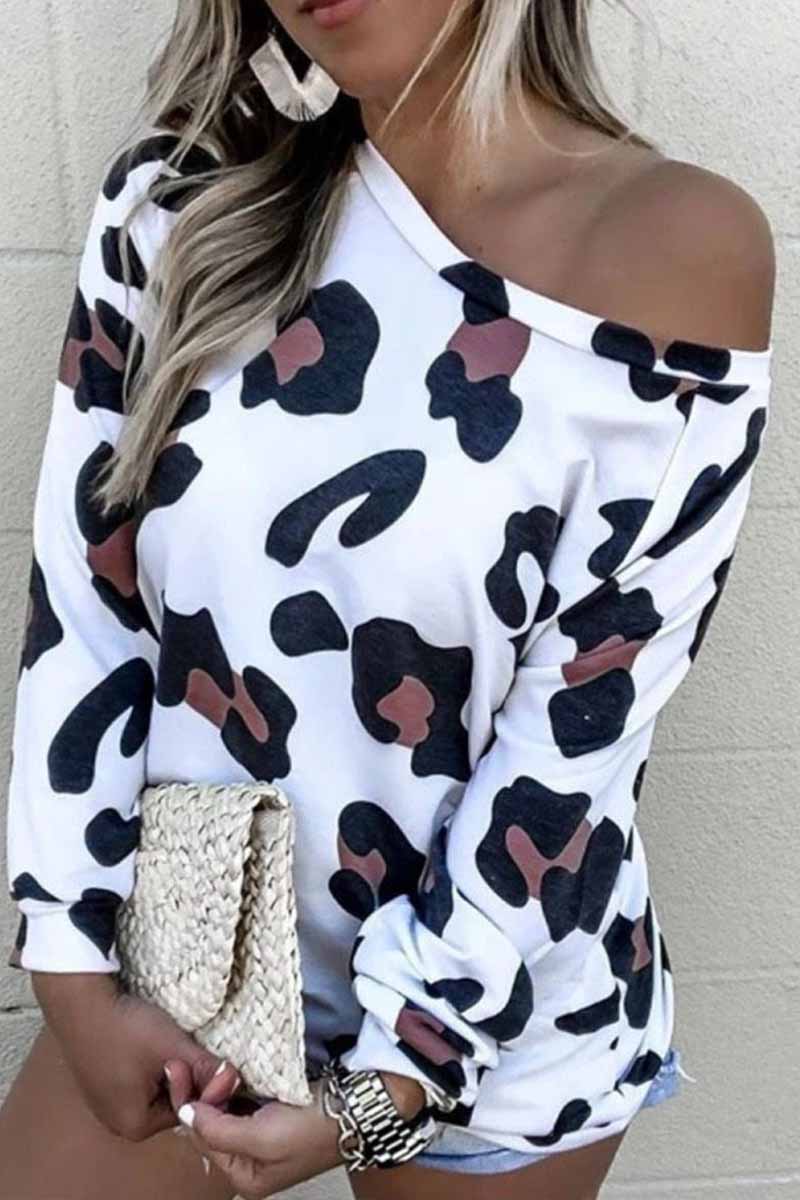 Top de leopardo con cuello redondo y hombros descubiertos
