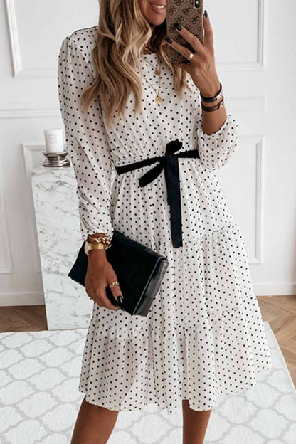 Elegante vestido midi con cuello redondo y lazo y estampado de lunares