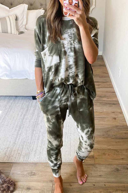 Conjunto casual cómodo de dos piezas con efecto tie-dye oscuro