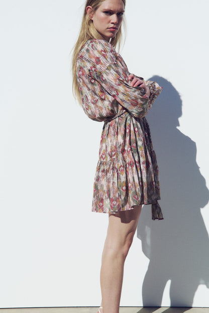 Vestido mini con volantes y mangas largas abullonadas con estampado floral 
