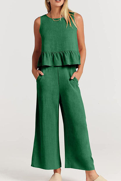 Traje casual con pantalones cortos y pierna ancha con chaleco plisado sin mangas