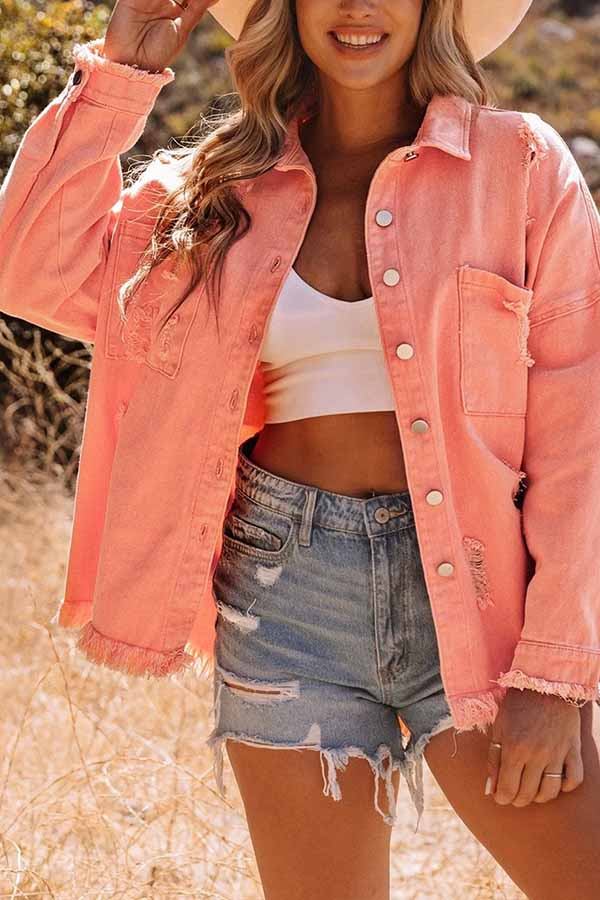 Chaqueta vaquera desgastada con dobladillo sin rematar y bolsillos en el pecho