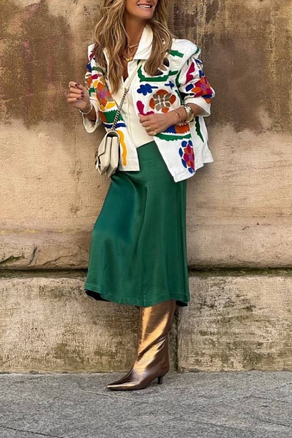 Sobrecamisa vaquera blanca bordada con colores vivos y bolsillos.