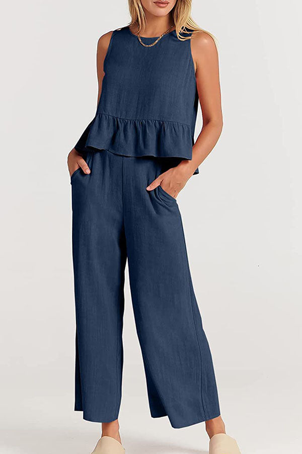 Traje casual con pantalones cortos y pierna ancha con chaleco plisado sin mangas
