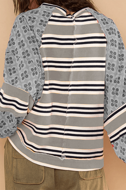 Sudadera informal con cuello redondo, estampado de rayas y flores en contraste 