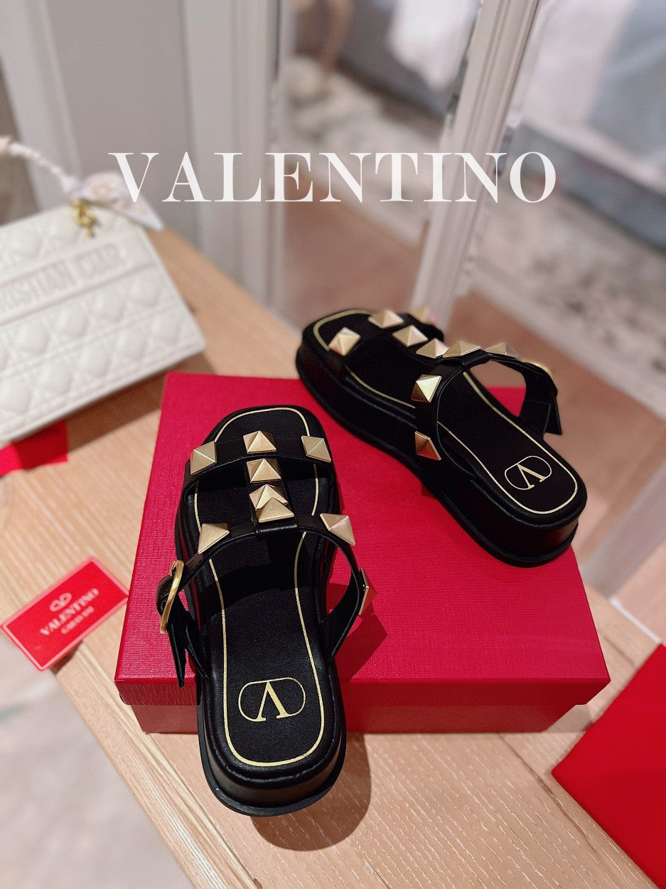 ROCKSTUD PLATFORM SANDALS MULE IN BLACK CALFSKIN