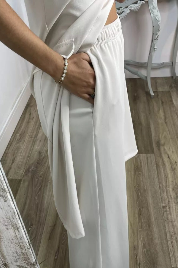 Traje blanco sin mangas
