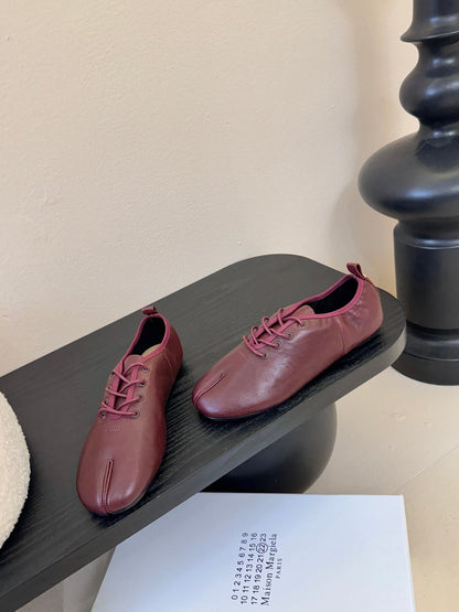 Maison Margiela 2025 Split-Toe Lace-up Shoes Burgundy Cowhide 580418