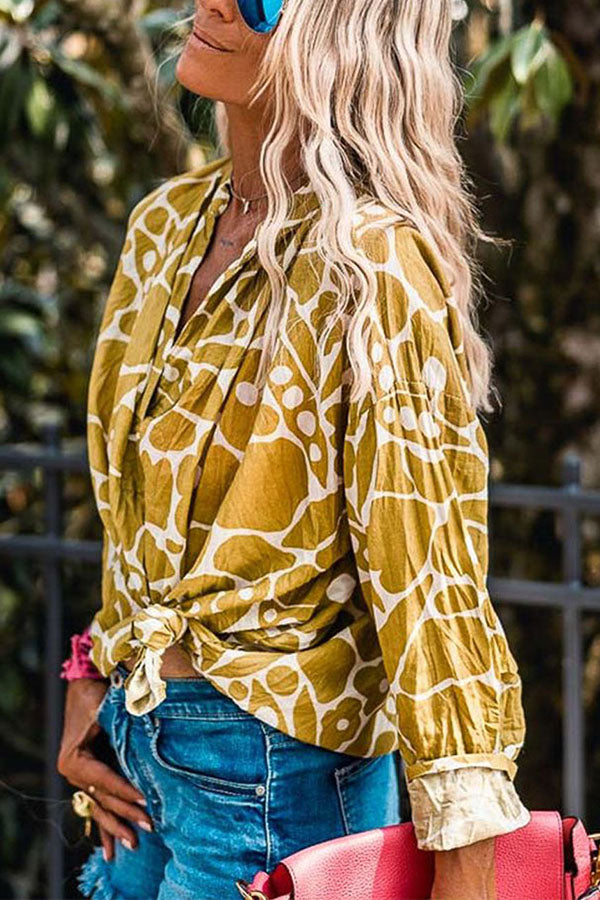 Blusa con cuello en V y estampado floral abstracto de jengibre