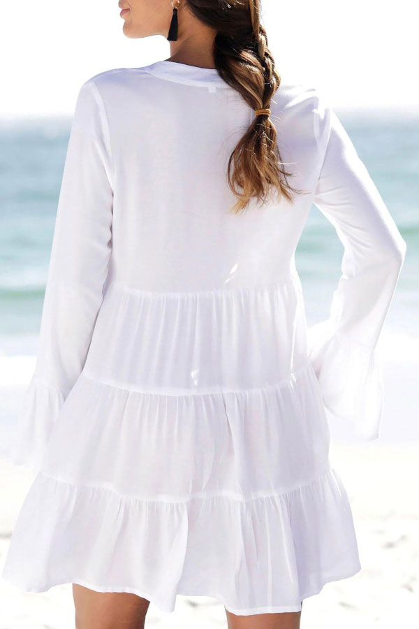 Vestido mini de encaje con mangas acampanadas y aberturas para vacaciones