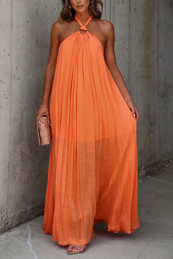 Vestido largo plisado con cuello halter y escote en V de Nolah