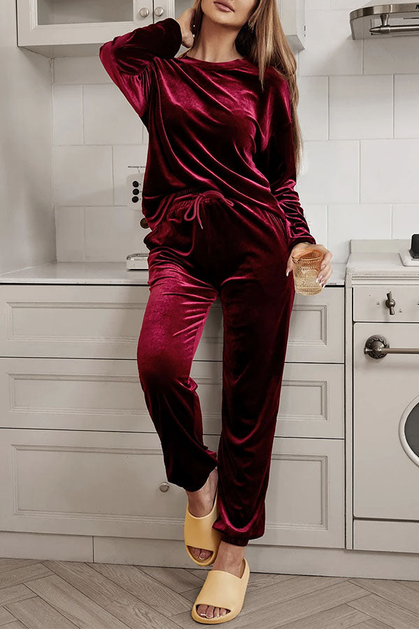 Conjunto de top de cuello redondo y pantalón largo con cordón de terciopelo rojo sólido