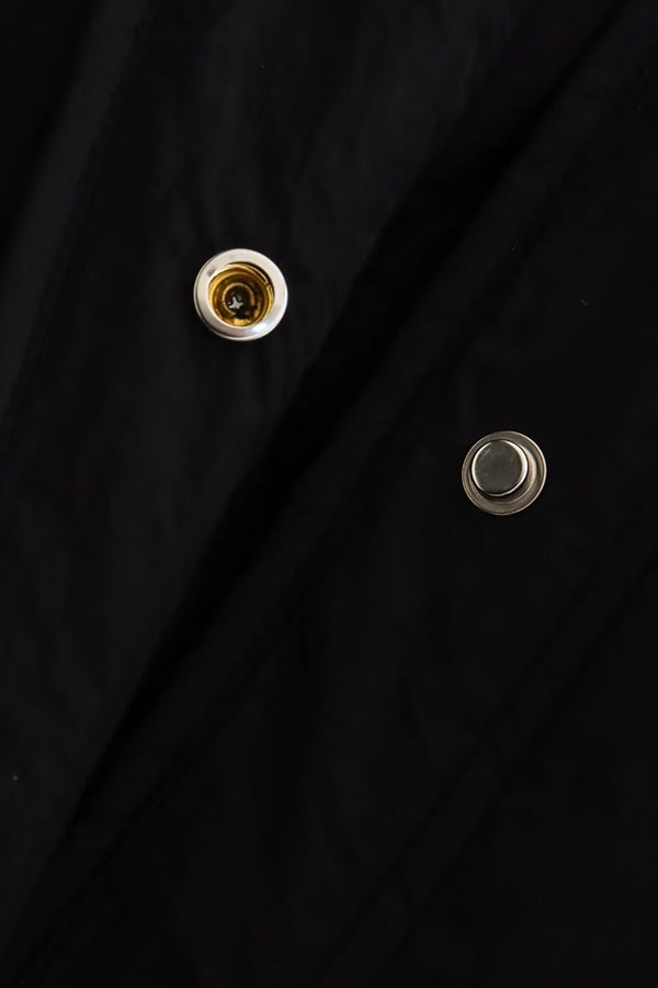 Abrigo holgado de algodón de largo medio, con cuello alto y botonadura sencilla
