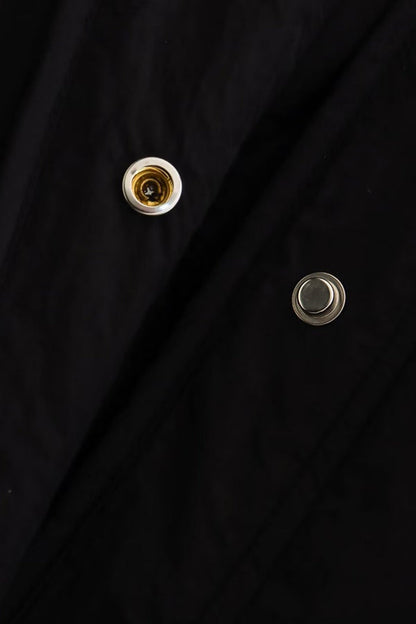 Abrigo holgado de algodón de largo medio, con cuello alto y botonadura sencilla
